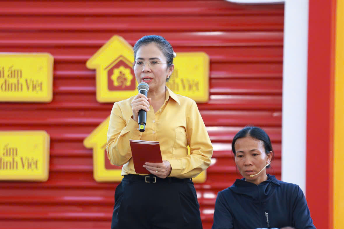 Bà Võ Thị Minh Sinh - Phó Bí thư Tỉnh ủy, Chủ tịch Ủy ban Mặt trận Tổ quốc Việt Nam tỉnh Nghệ An trao kinh phí hỗ trợ xây nhà và quà động viên đến ba gia đình 