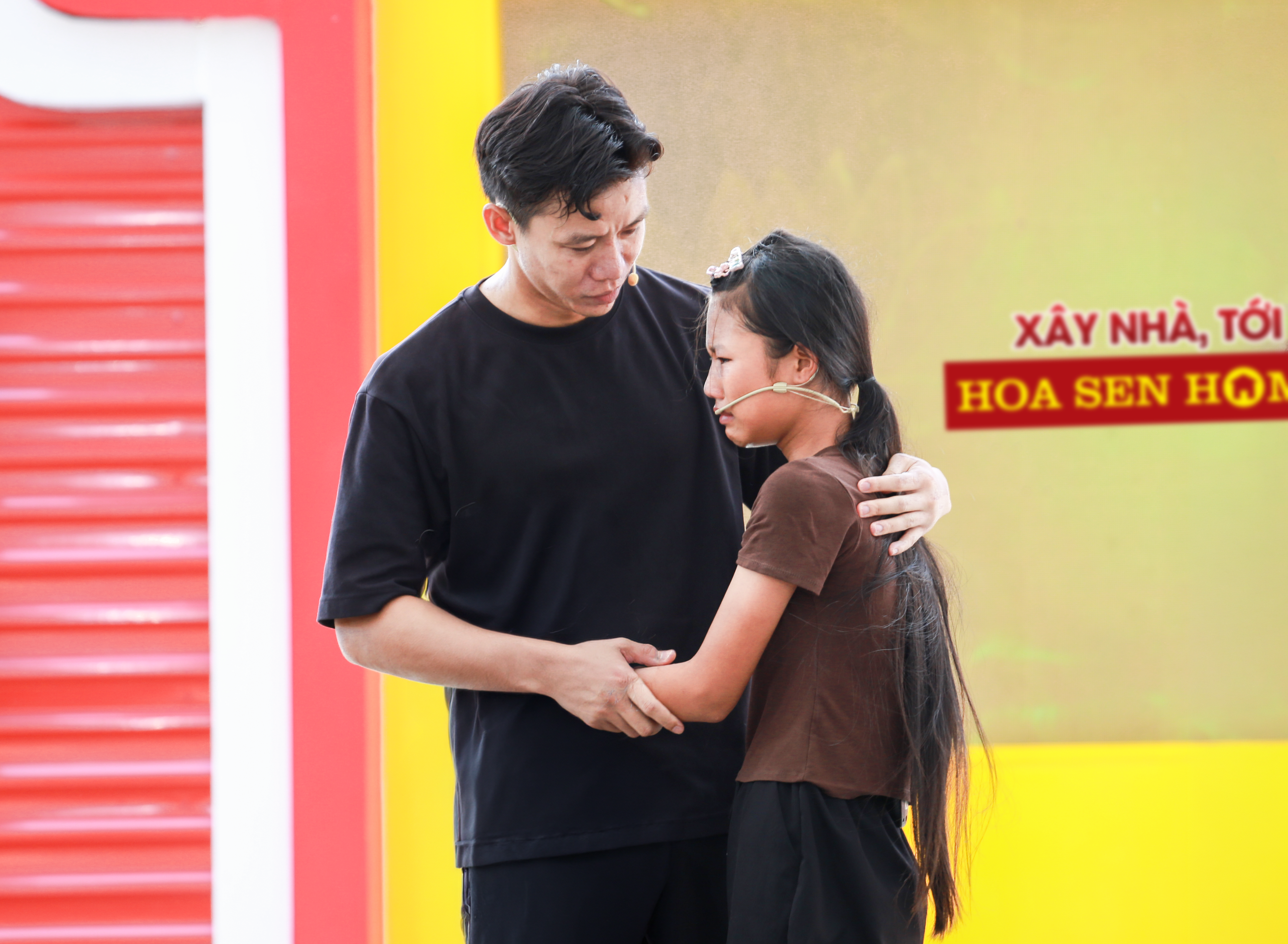 Quế Ngọc Hải dành cho Uyển Nhi những lời động viên và cái ôm ấm áp, tiếp thêm động lực để em vững tin vào tương lai