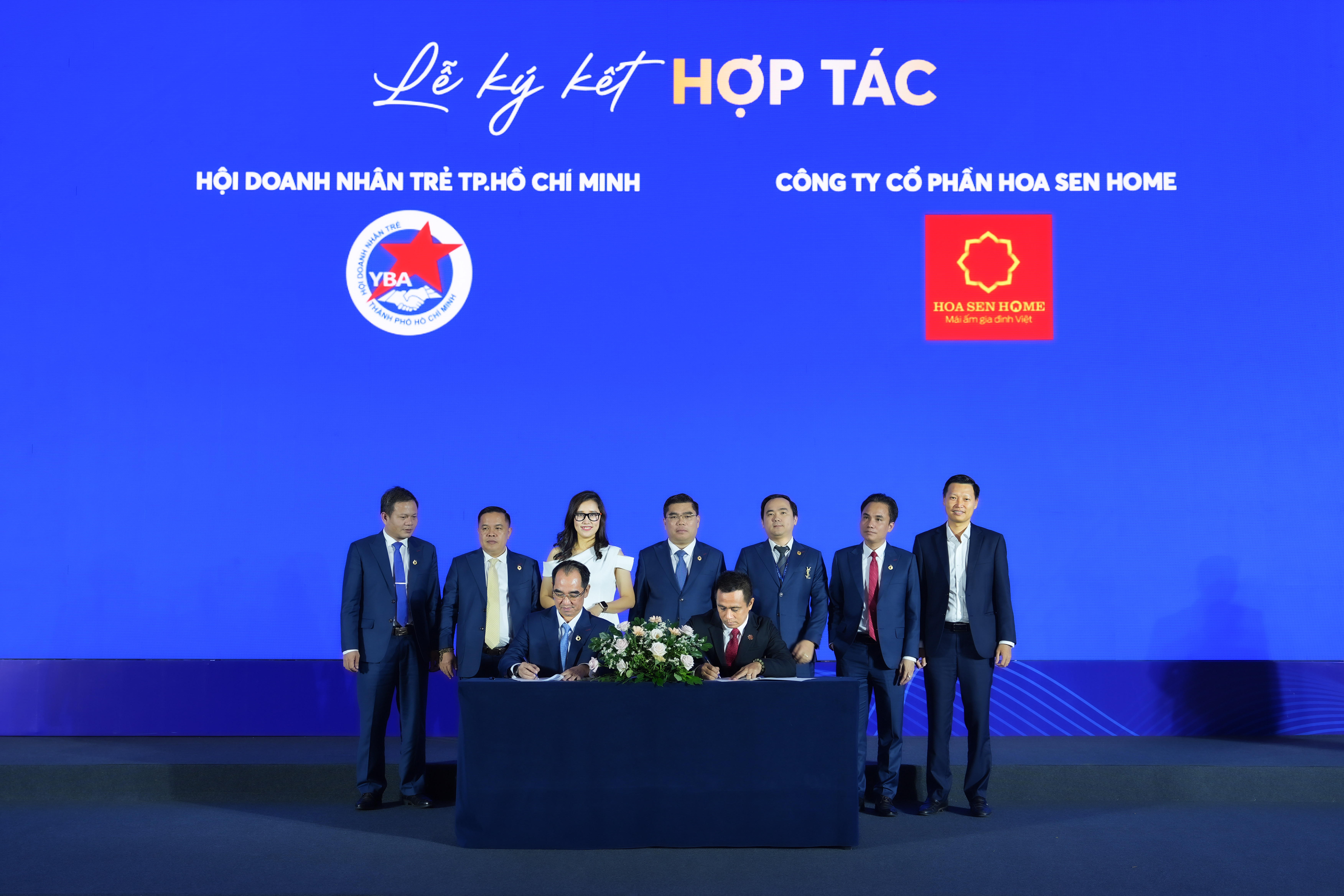 Ông Trần Thành Nam - Tổng Giám đốc Hoa Sen Home chứng kiến lễ ký kết Thỏa thuận hợp tác; ông Trần Đình Tài - Phó Tổng Giám đốc Hoa Sen Home và Ban Lãnh đạo YBA HCM thực hiện nghi thức ký kết, đánh dấu bước tiến mới trong quan hệ đồng hành giữa hai bên.