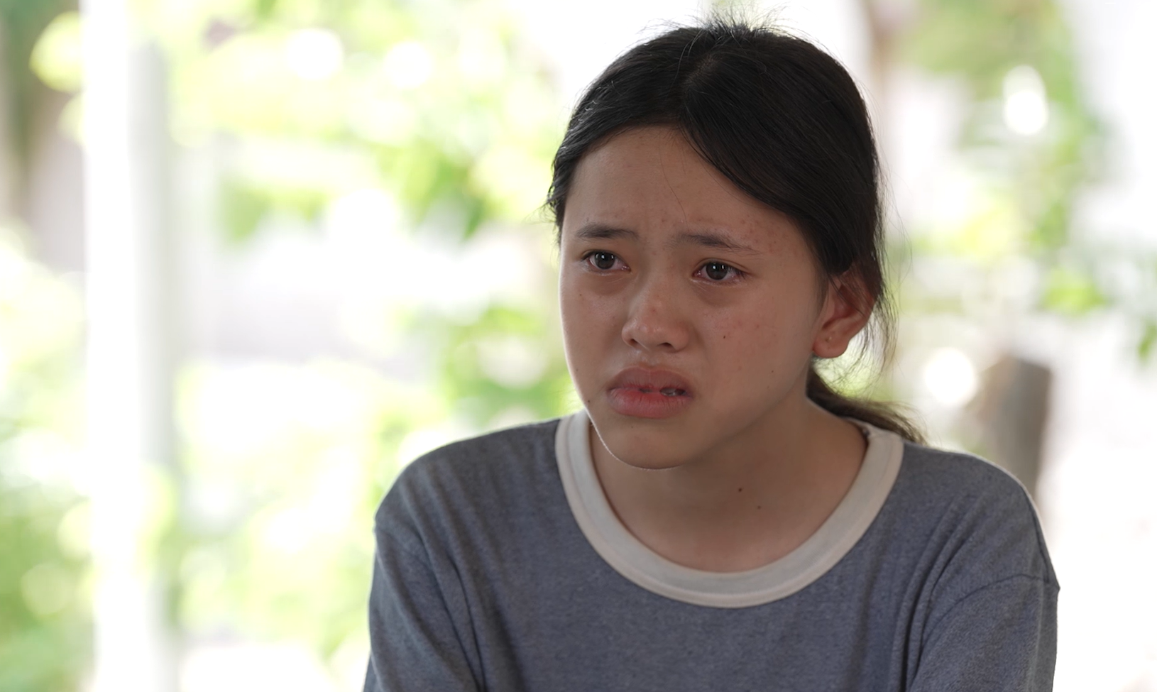 Ánh mắt ngấn lệ của cô bé 14 tuổi mỗi khi nhắc về mẹ và nỗi đau mồ côi cha