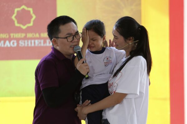 Em gái Kỳ Nam không kìm được nước mắt khi xem lại câu chuyện của gia đình