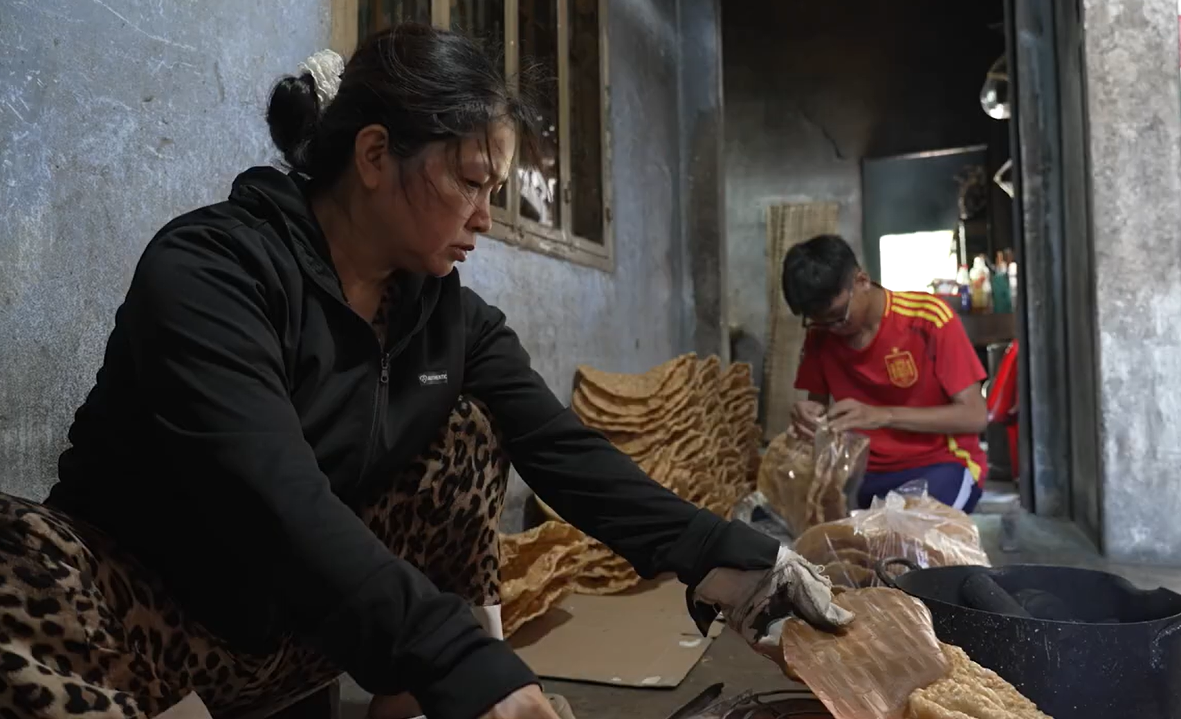 Chị Kim Oanh làm bánh tráng thủ công, chắt chiu từng khoản thu nhập để chăm lo cho các con