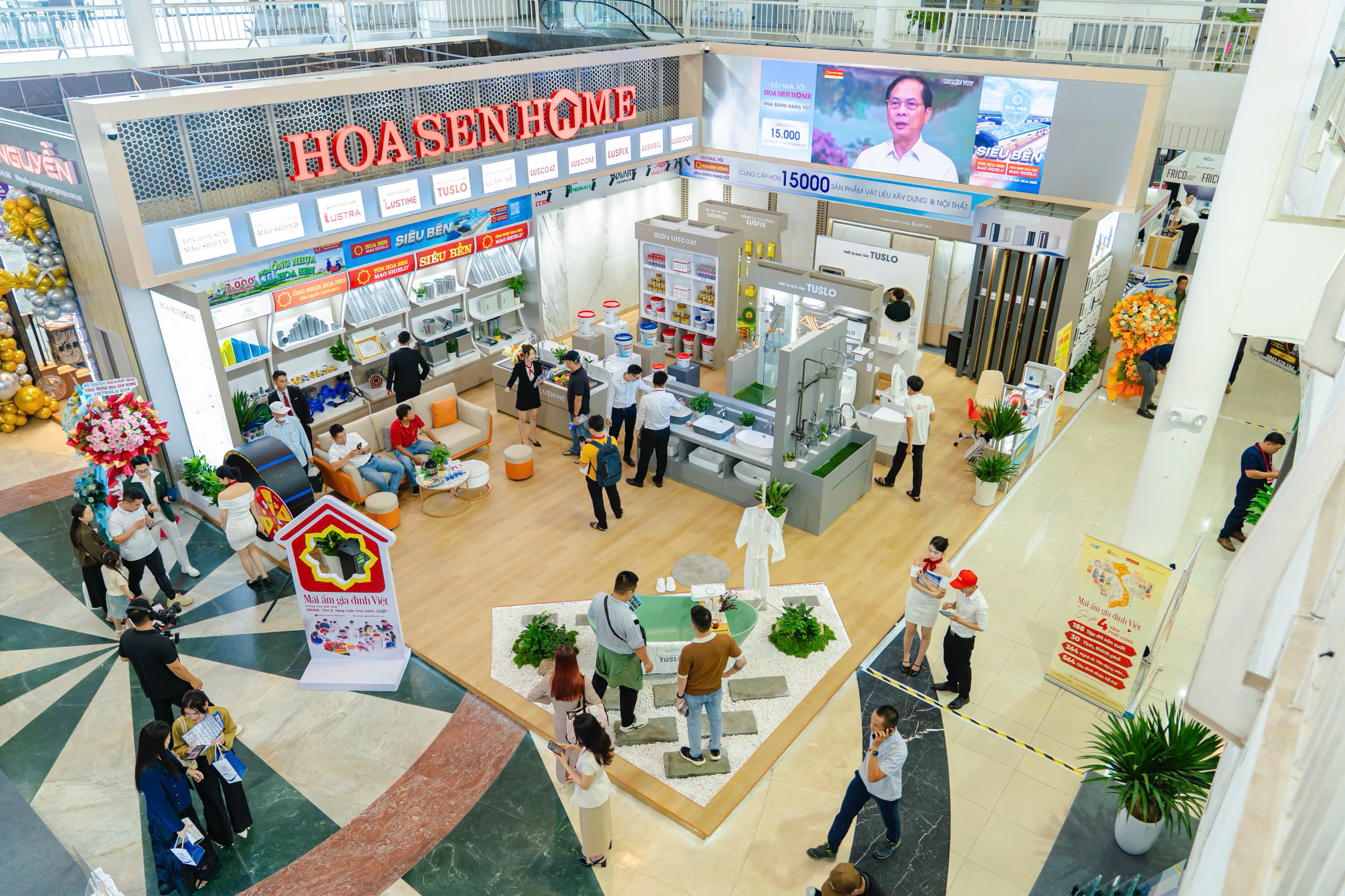 Khách hàng tham quan và trải nghiệm tại gian hàng Hoa Sen Home