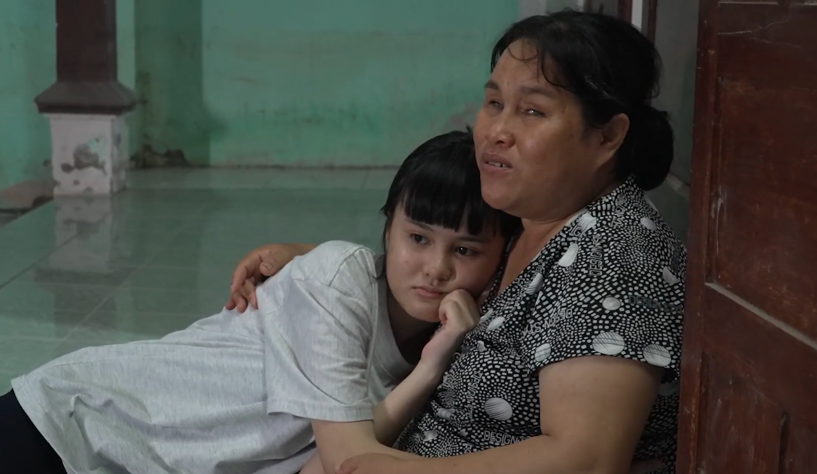 Huyền Trân nép vào lòng mẹ - chỗ dựa tinh thần lớn nhất của em, dù người mẹ không còn nhìn thấy ánh sáng suốt hơn một thập kỷ qua