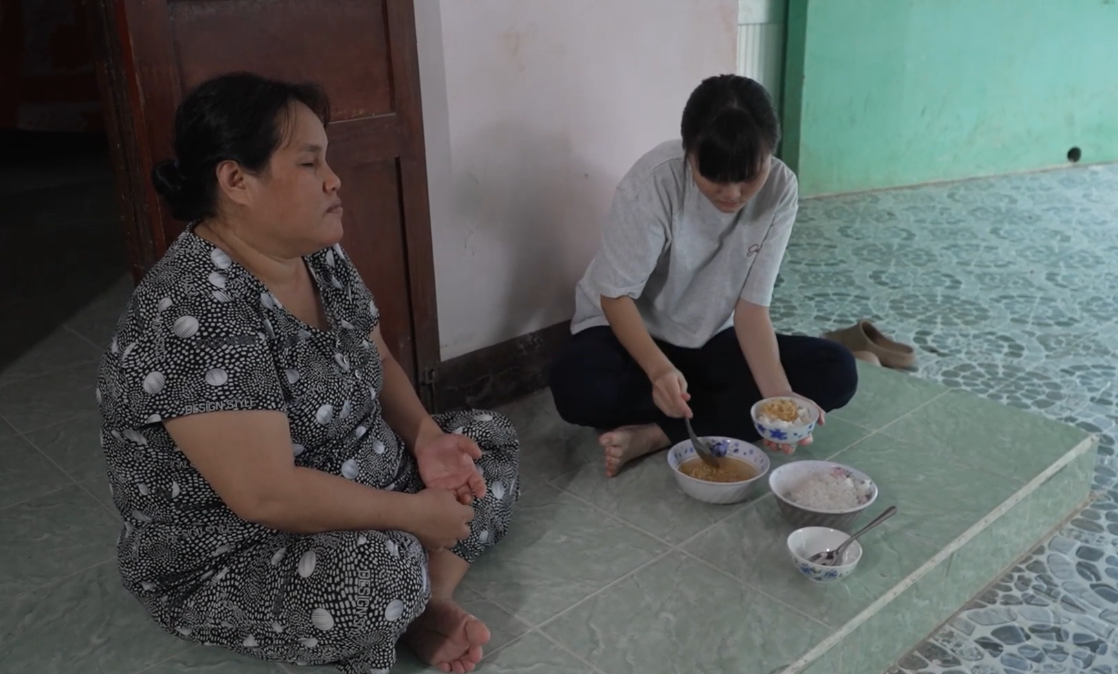 Huyền Trân đã trở thành đôi mắt, đôi tay thay mẹ quán xuyến việc nhà và lo từng bữa ăn mỗi ngày