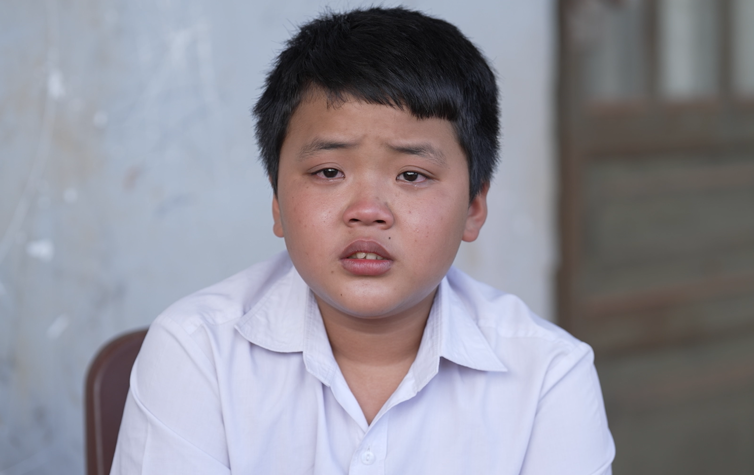 Khang bật khóc khi nhắc đến bệnh tình của cha và mong cha có thêm sức khỏe để tiếp tục ở bên gia đình