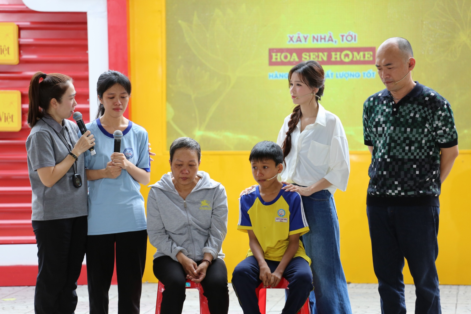 Tiến Luật không giấu được sự xúc động khi trực tiếp lắng nghe câu chuyện và chứng kiến nghị lực của các em nhỏ tại chương trình