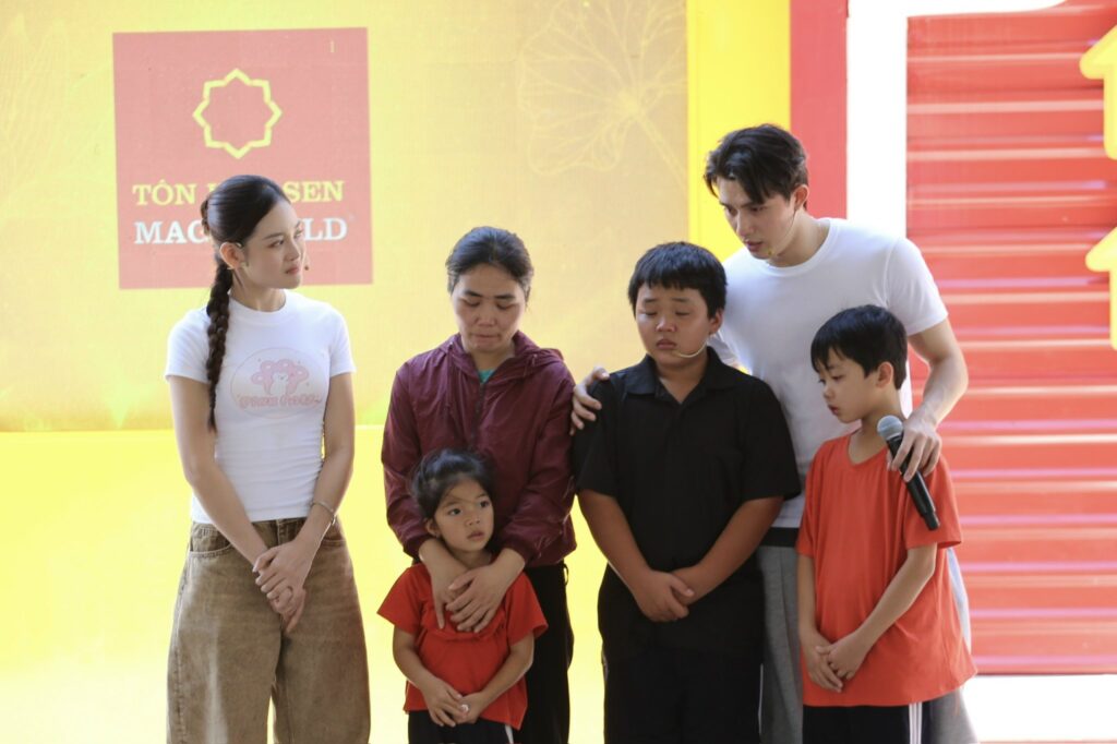 Trần Ngọc Vàng và Thùy Anh động viên Khang, tiếp thêm tinh thần để cậu bé vượt qua những lo lắng về sức khỏe của cha