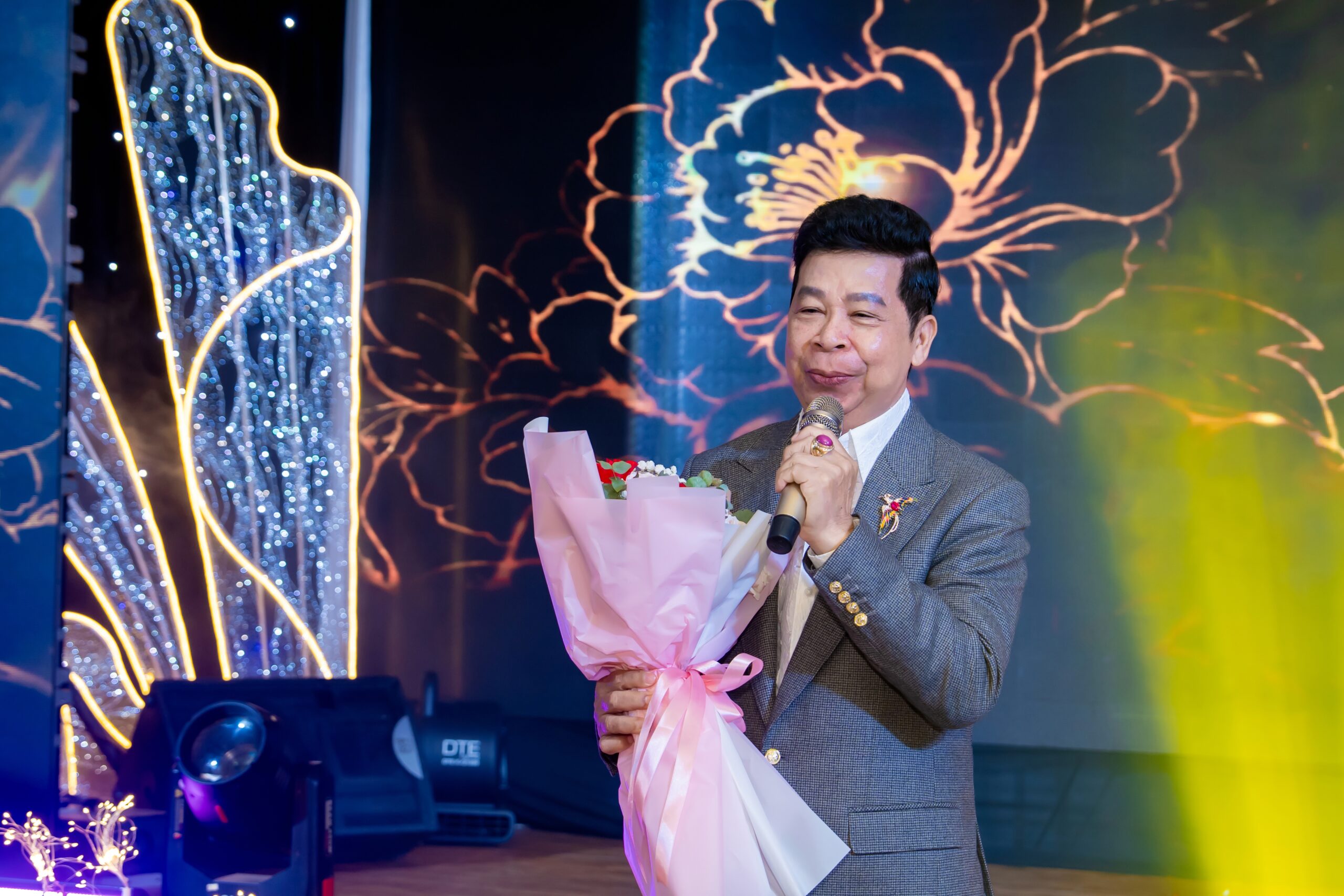Ông Hoàng Đức Huy – Phó Tổng Giám đốc Tập đoàn Hoa Sen da diết với ca khúc trữ tình dành tặng chị em Hoa Sen