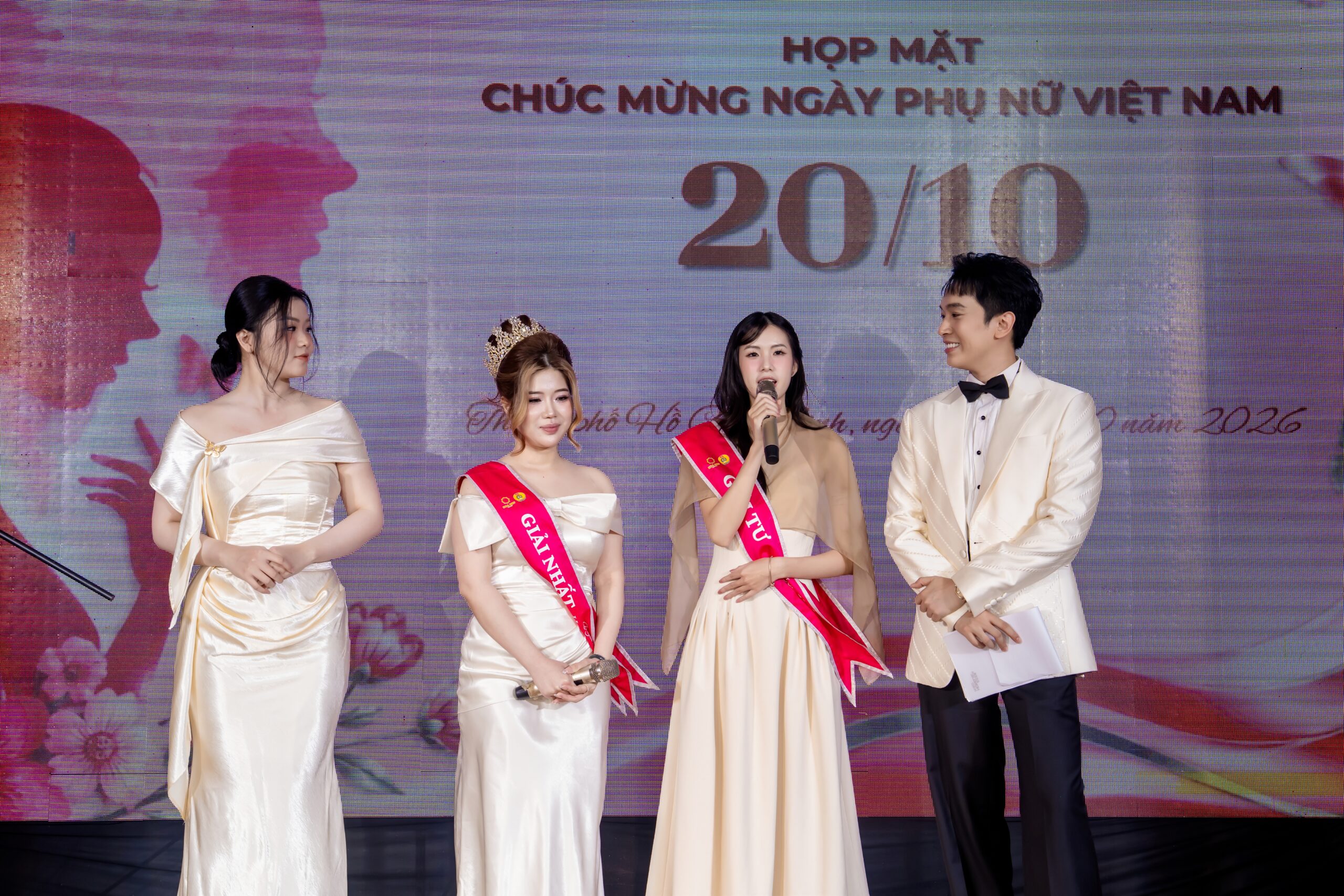 Quán quân Tiếng hát Sen Vàng Nguyễn Anh Hiếu Nhi cùng các em đạt giải cao tại cuộc thi Hoa khôi Duyên dáng Hoa Sen 2025 xuất hiện trên sân khấu