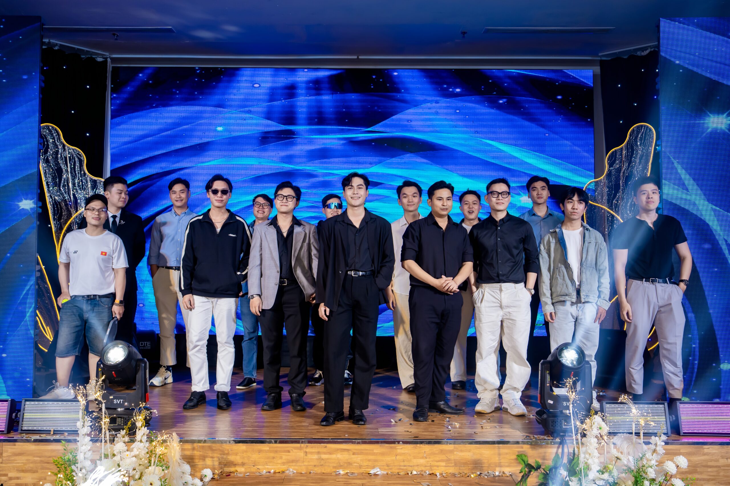 Đội thời trang Nam Hoa Sen đã mang đến không khí bùng nổ với tiết mục thời trang ấn tượng