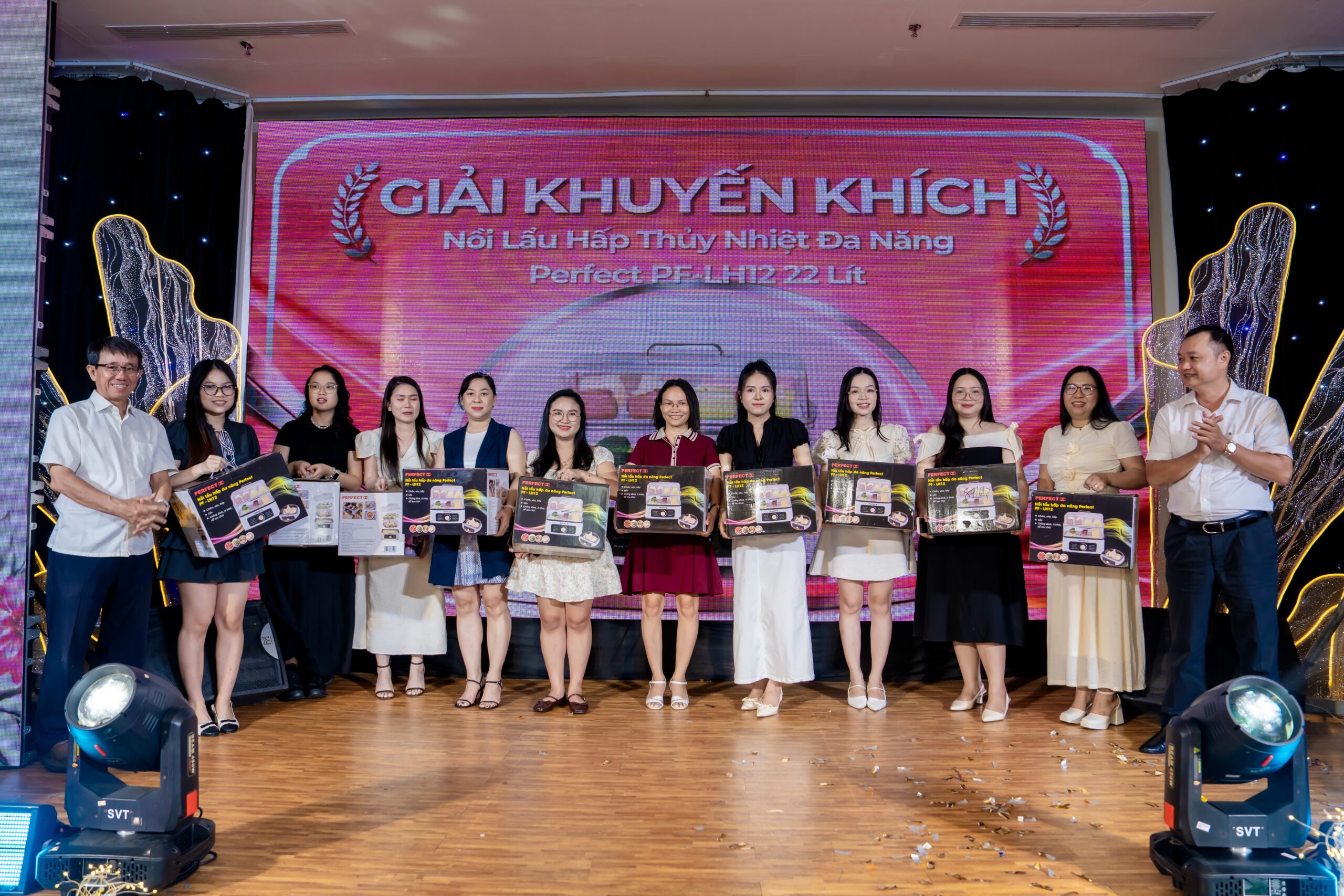 Nhà báo Phan Lê Tuấn – Hội viên Hội nhà báo TP.HCM và Ông Đào Xuân Phúc – Cơ quan đại diện phía Nam: Ban thi đua khen thưởng Trung Ương trao giải Khuyến khích bốc thăm may mắn
