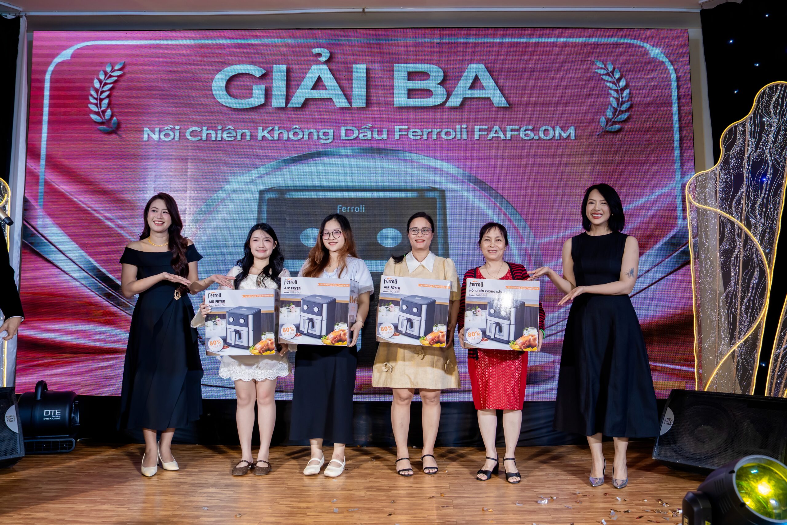 Thạc sỹ, giảng viên thanh nhạc Nguyễn Tường Vy và Ca sỹ, MC Anh Thi – Quán quân duyên dáng Bolero 2019 trao giải Ba bốc thăm may mắn