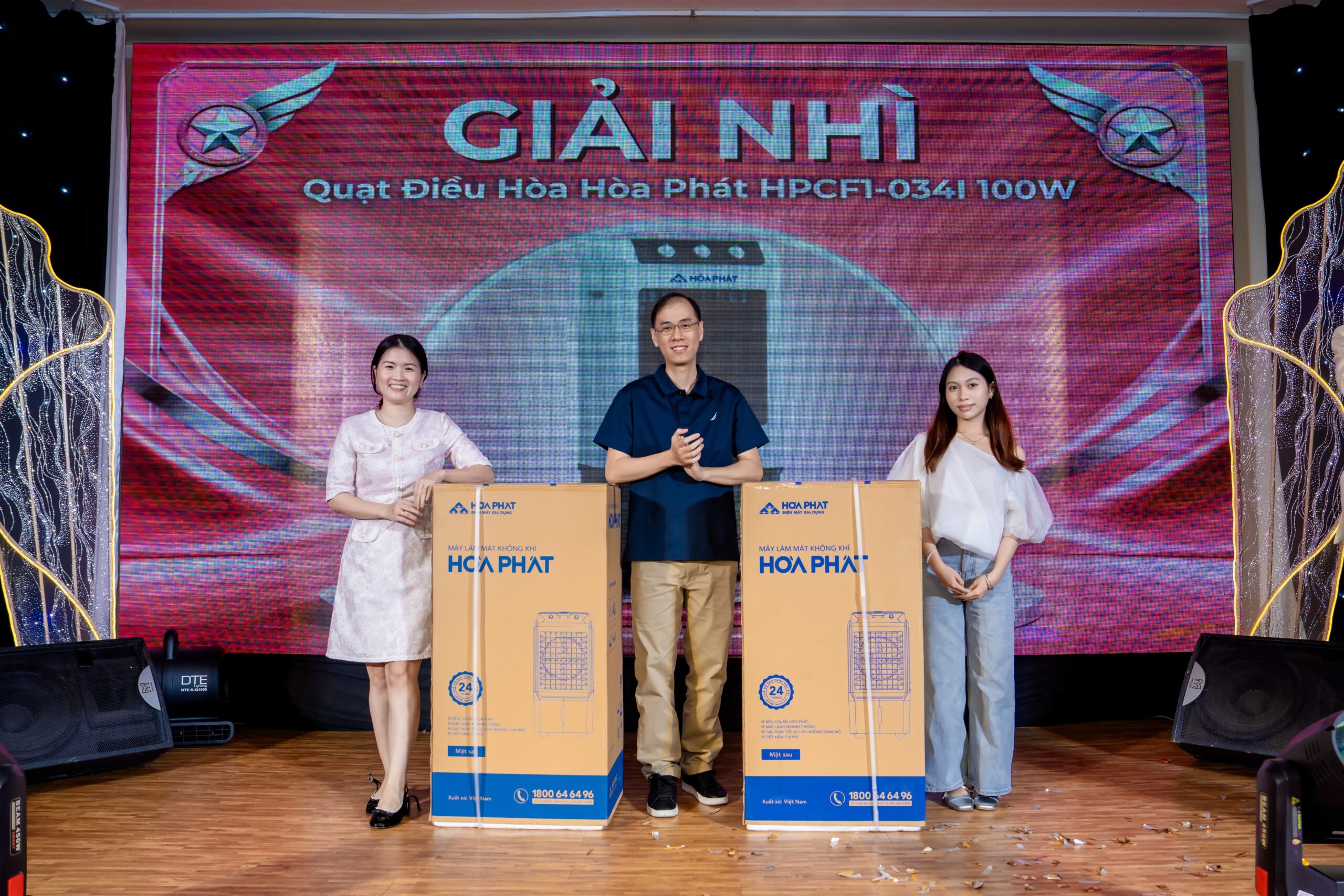 Ông Nguyễn Bình An – Giám đốc Khối Nội vụ Tập đoàn Hoa Sen trao giải Nhì bốc thăm may mắn