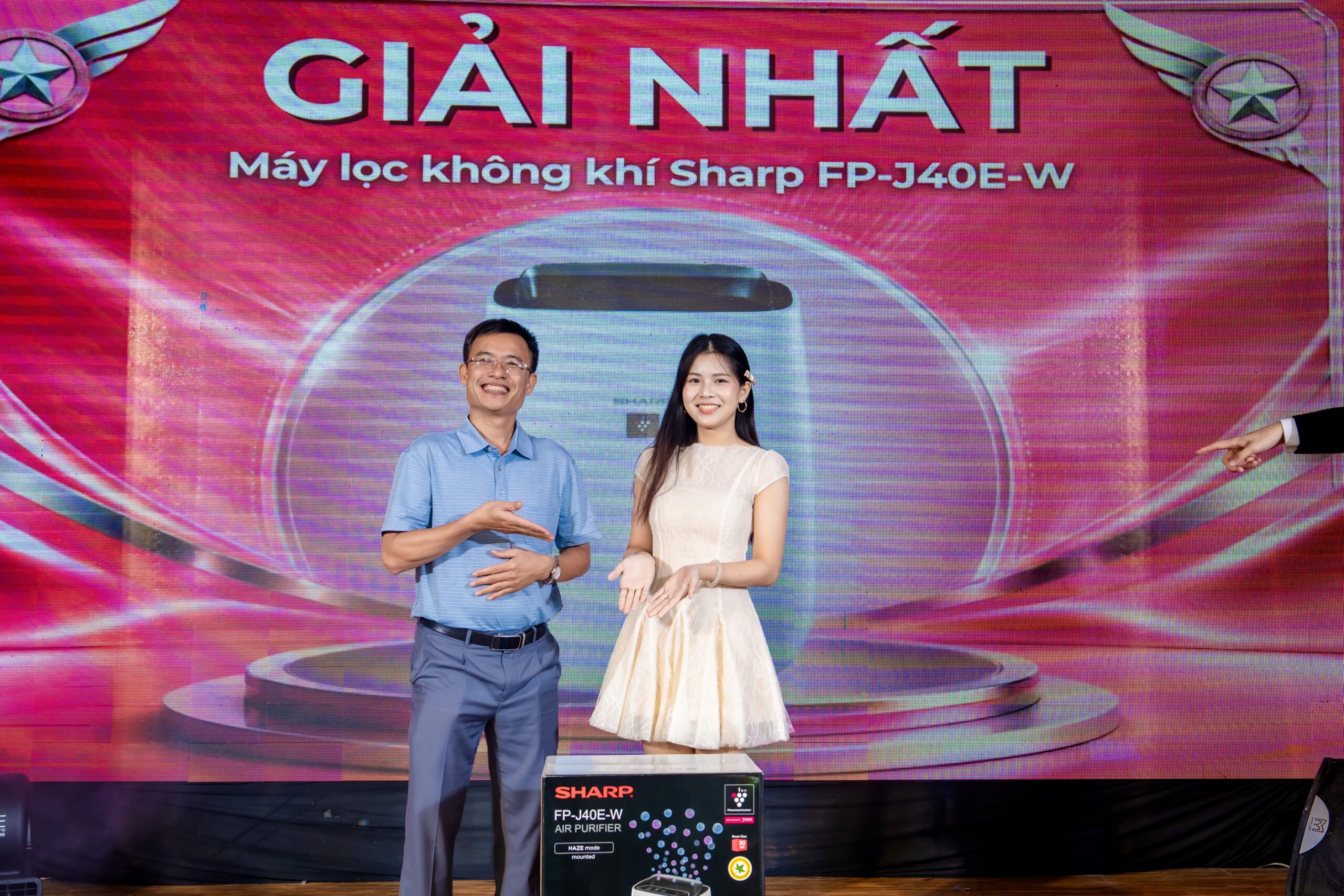 Ông Nguyễn Văn Dũng – Phụ trách Quản trị Công ty kiêm Phó Chủ tịch Công đoàn cơ sở Tập đoàn Hoa Sen trao giải Nhất bốc thăm trúng thưởng