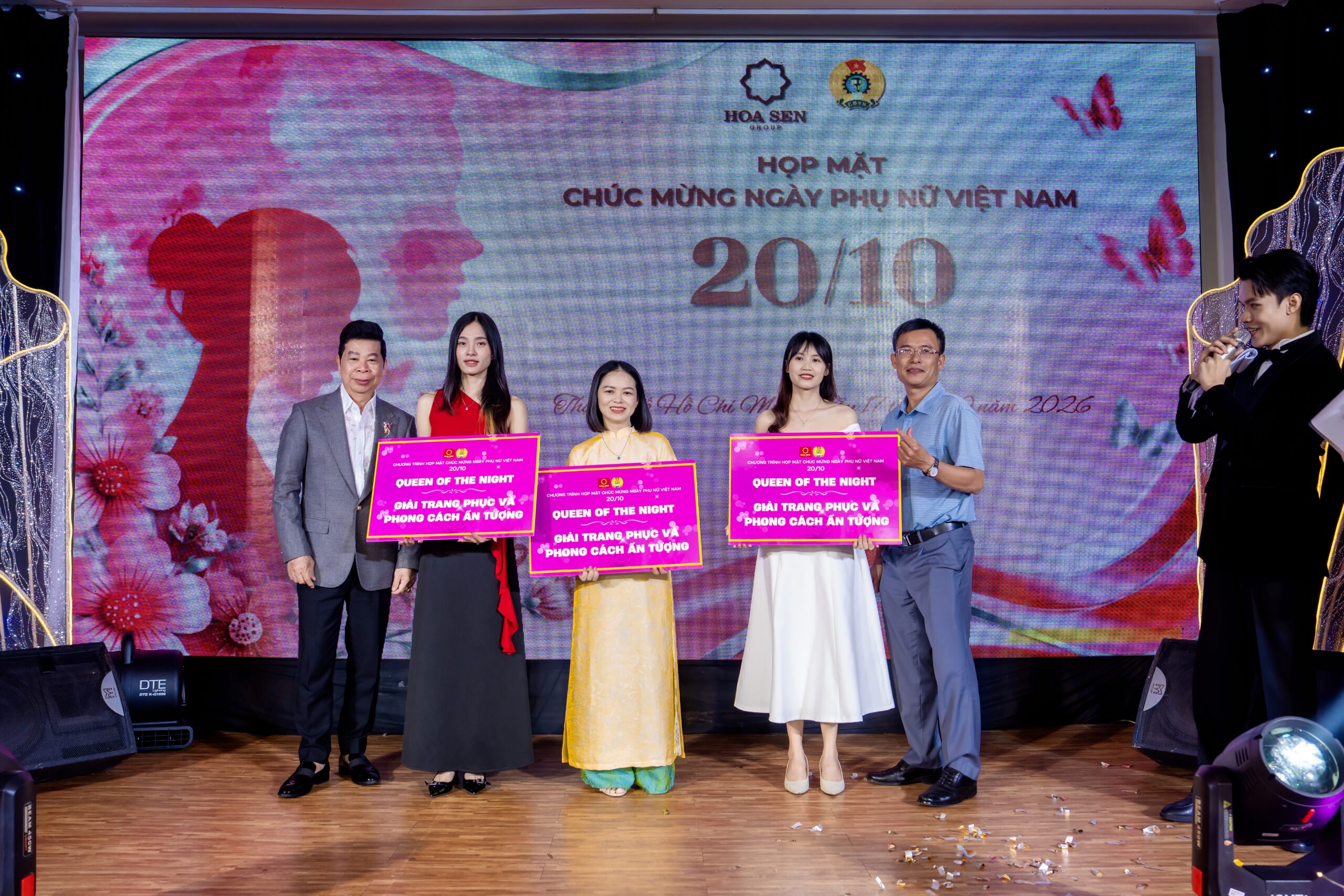 Ông Hoàng Đức Huy – Phó Tổng Giám đốc Tập đoàn Hoa Sen và Ông Nguyễn Văn Dũng – Phụ trách Quản trị Công ty kiêm Phó Chủ tịch CĐCS Tập đoàn Hoa Sen trao giải “Queen of The Show – Quý cô có trang phục và phong cách ấn tượng nhất”