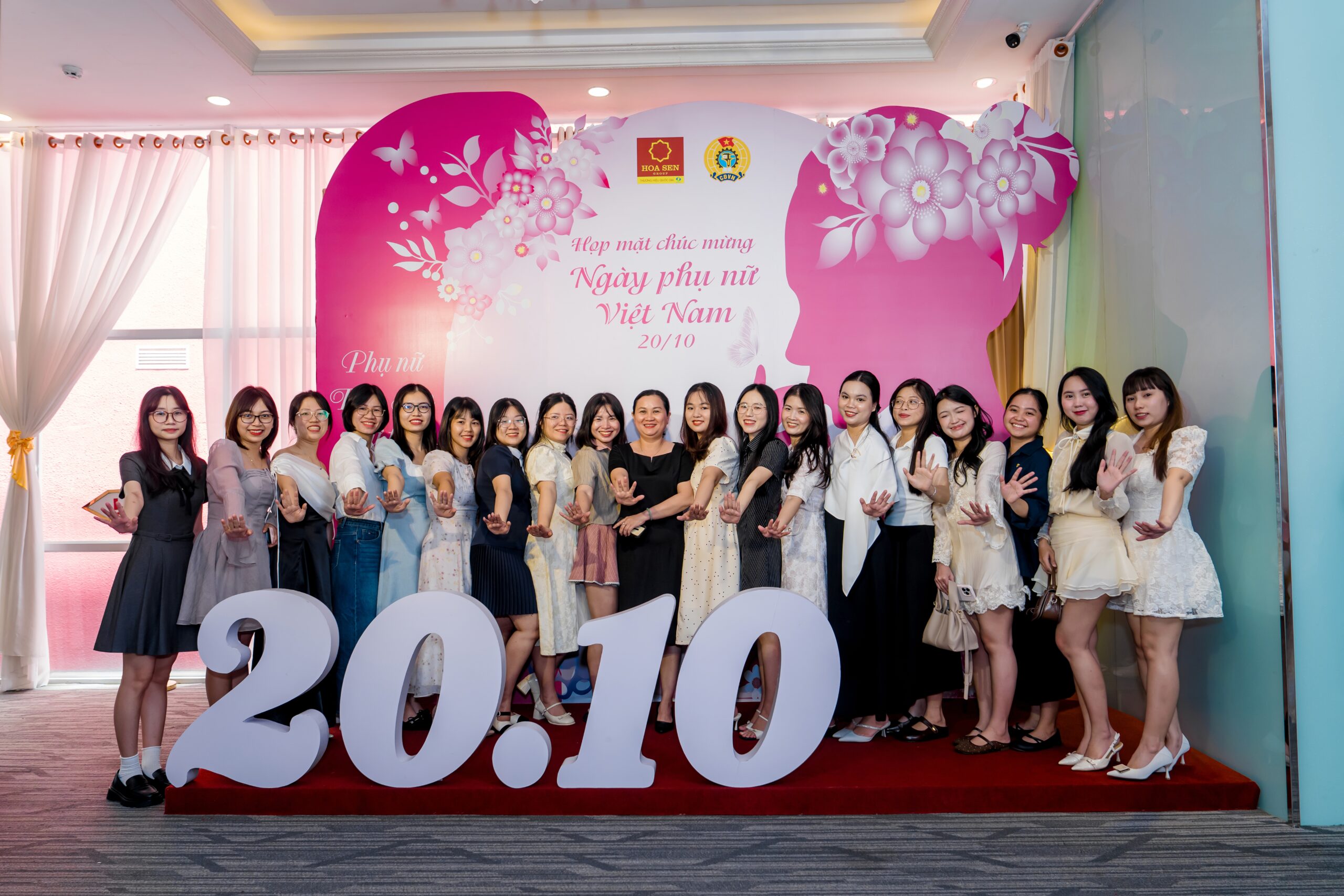 Những nụ cười rạng rỡ của chị em Phụ nữ Hoa Sen tại thảm đỏ của buổi họp mặt