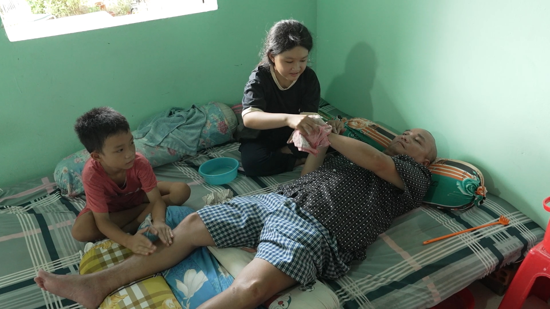 Sau giờ học, Kim Liên và em trai phụ mẹ cùng chăm sóc cha
