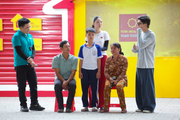 Phát Huy T4 và Đoàn Minh Anh cùng MC Đại Nghĩa dành sự quan tâm, động viên đến gia đình Phước Ngoan 