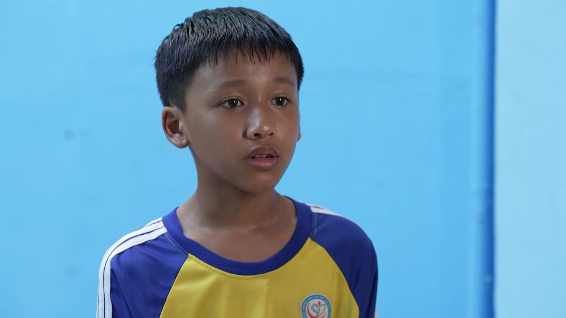 Đằng sau ánh mắt trầm tư của cậu học trò 14 tuổi là nỗi lo mẹ mắc bệnh hiểm nghèo cùng mong ước giản dị được tiếp tục đến trường