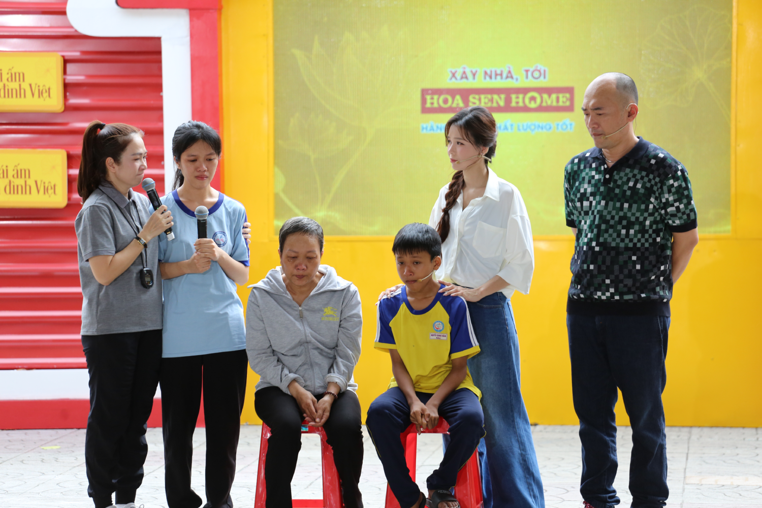MC Thanh Thảo dành lời động viên đến chị gái của Thắng, người vừa theo đuổi việc học, vừa làm thêm để chắt chiu từng khoản tiền mua thuốc cho mẹ