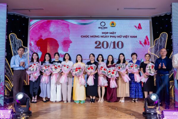Ông Trần Thanh Hải - Phó Văn phòng Hội đồng Quản trị  và Ông Huỳnh Văn Bé – Phó ban trợ lý Hội đồng Quản trị kiêm Uỷ viên Ban Thường Vụ CĐCS Tập đoàn Hoa Sen trao hoa cảm ơn cho Nữ CBQL và Nữ BCH Công đoàn tại Tập đoàn Hoa Sen