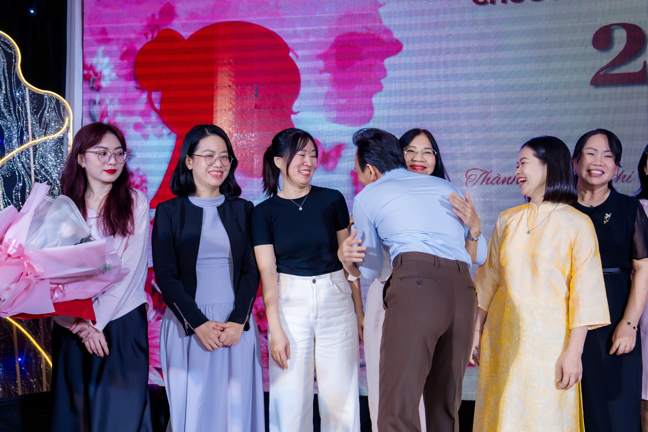 Những cái ôm chân tình thay lời cảm ơn cho Nữ Ban Lãnh đạo, Nữ CBQL, Nữ Ban Châp hành CĐCS Tập đoàn Hoa Sen