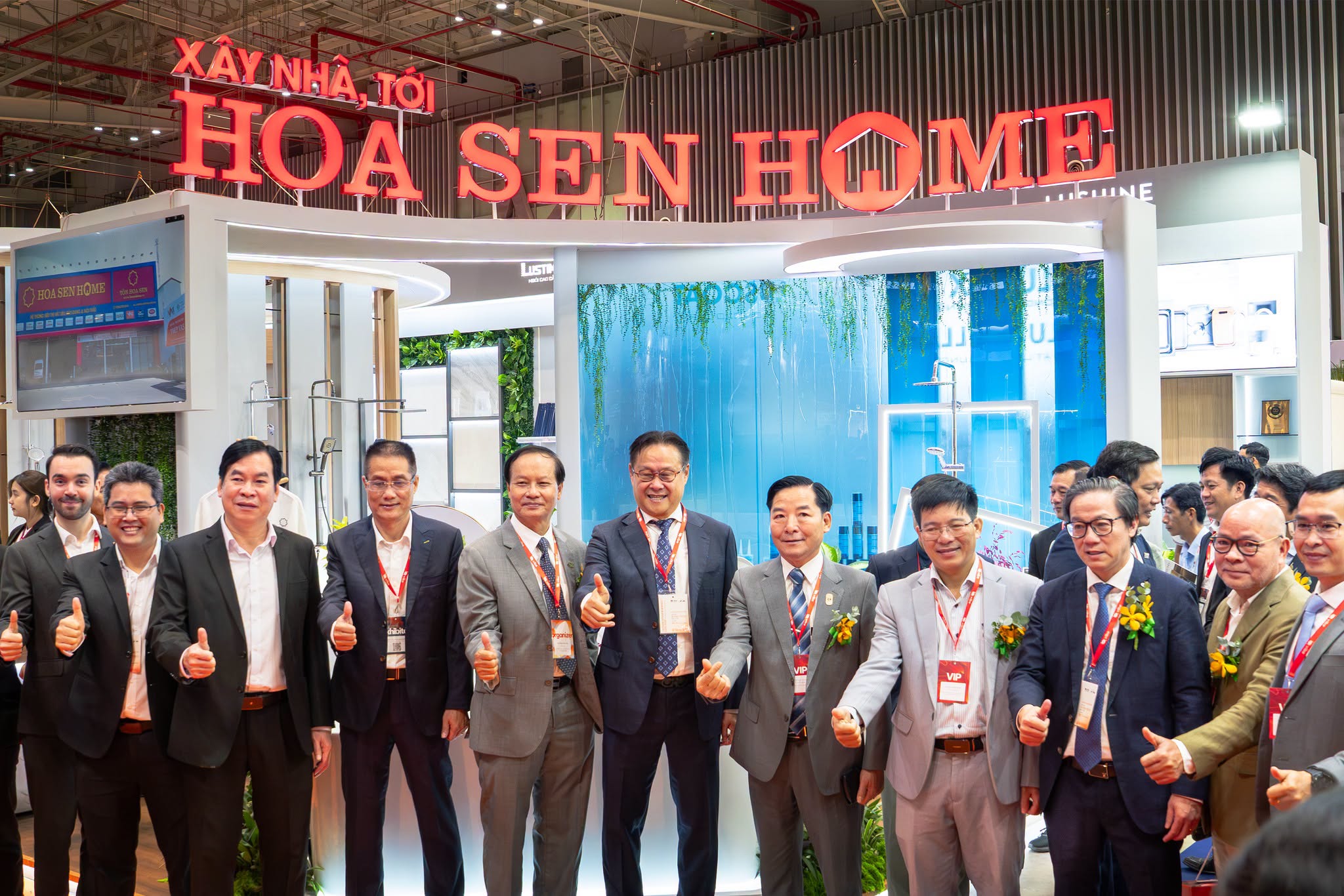 Hoa Sen Home đón tiếp đoàn đại biểu tham quan gian hàng.