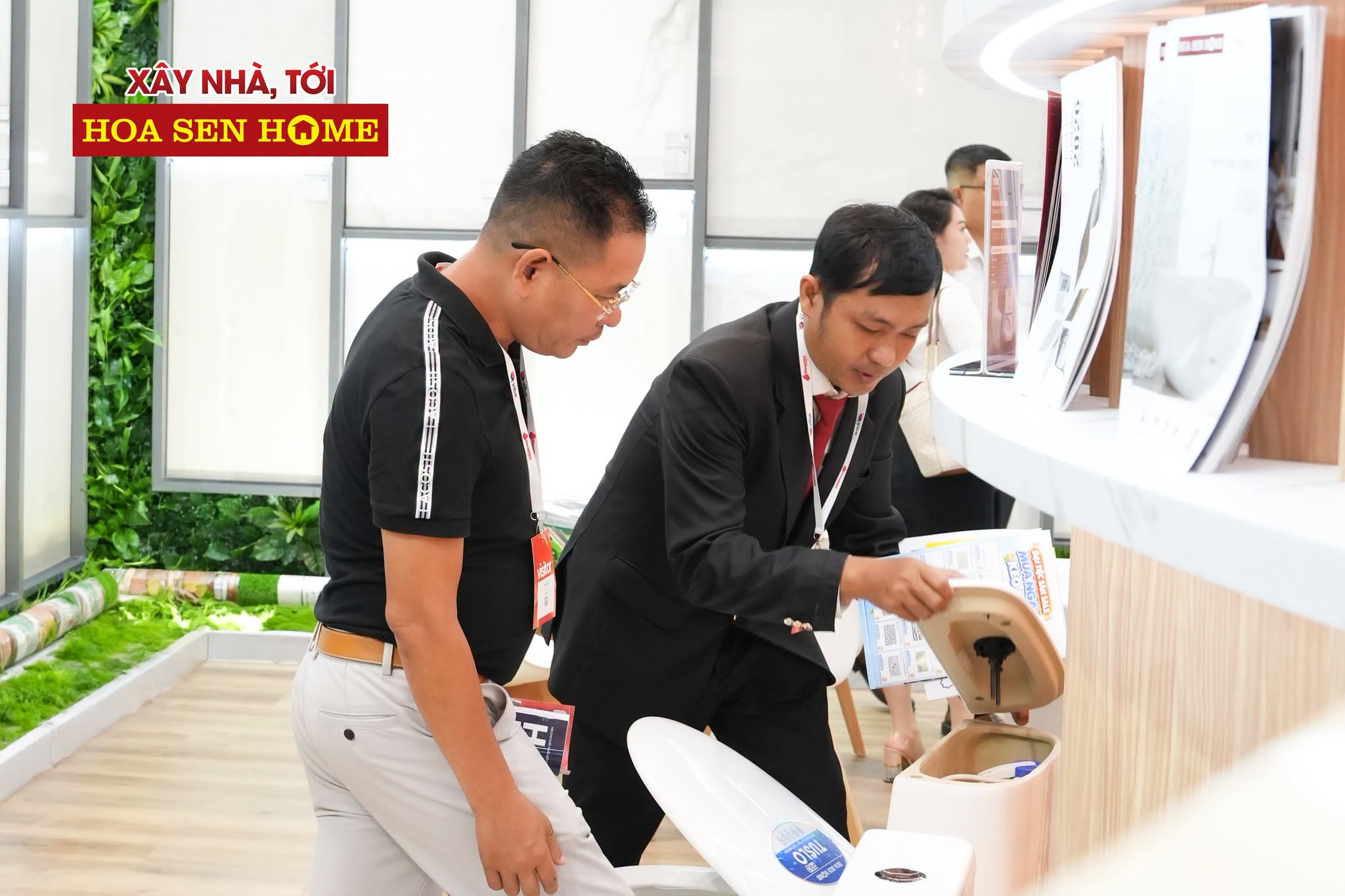 Tại gian hàng, khách tham quan có thể trực tiếp khám phá sản phẩm, trao đổi nhu cầu và tìm hiểu các lựa chọn phù hợp cho từng công trình.