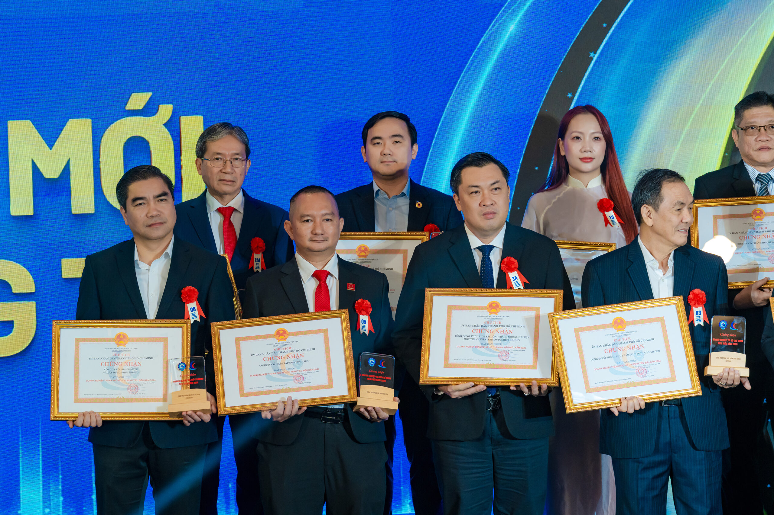 Đại diện Tập đoàn Hoa Sen (hàng dưới, thứ 2 từ trái qua) đón nhận bằng khen và cúp ghi nhận những đóng góp tại lễ vinh danh.
