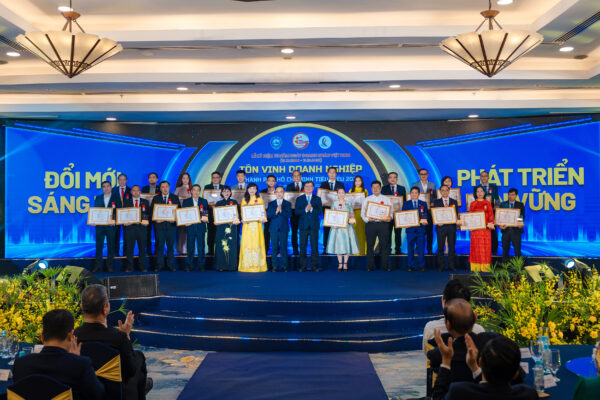 Các doanh nhân, doanh nghiệp tiêu biểu được vinh danh tại buổi lễ.