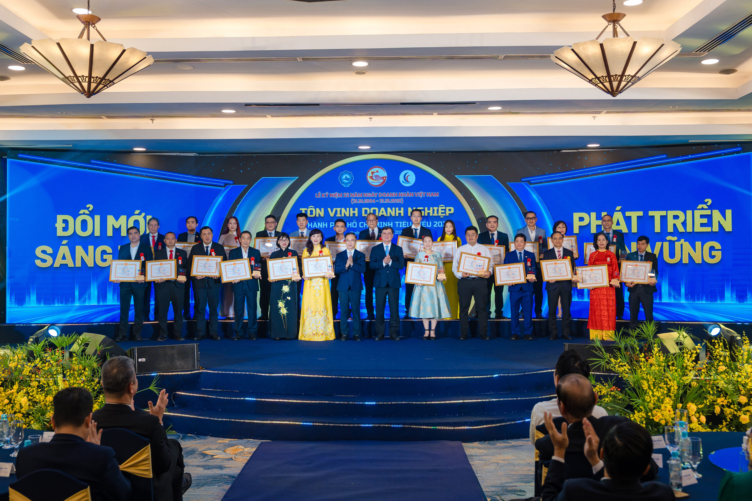 Các doanh nhân, doanh nghiệp tiêu biểu được vinh danh tại buổi lễ.