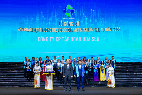 Ông Trần Đình Tài - Phó Tổng Giám đốc Tập đoàn Hoa Sen nhận biểu trưng Thương hiệu Quốc gia Việt Nam năm 2026