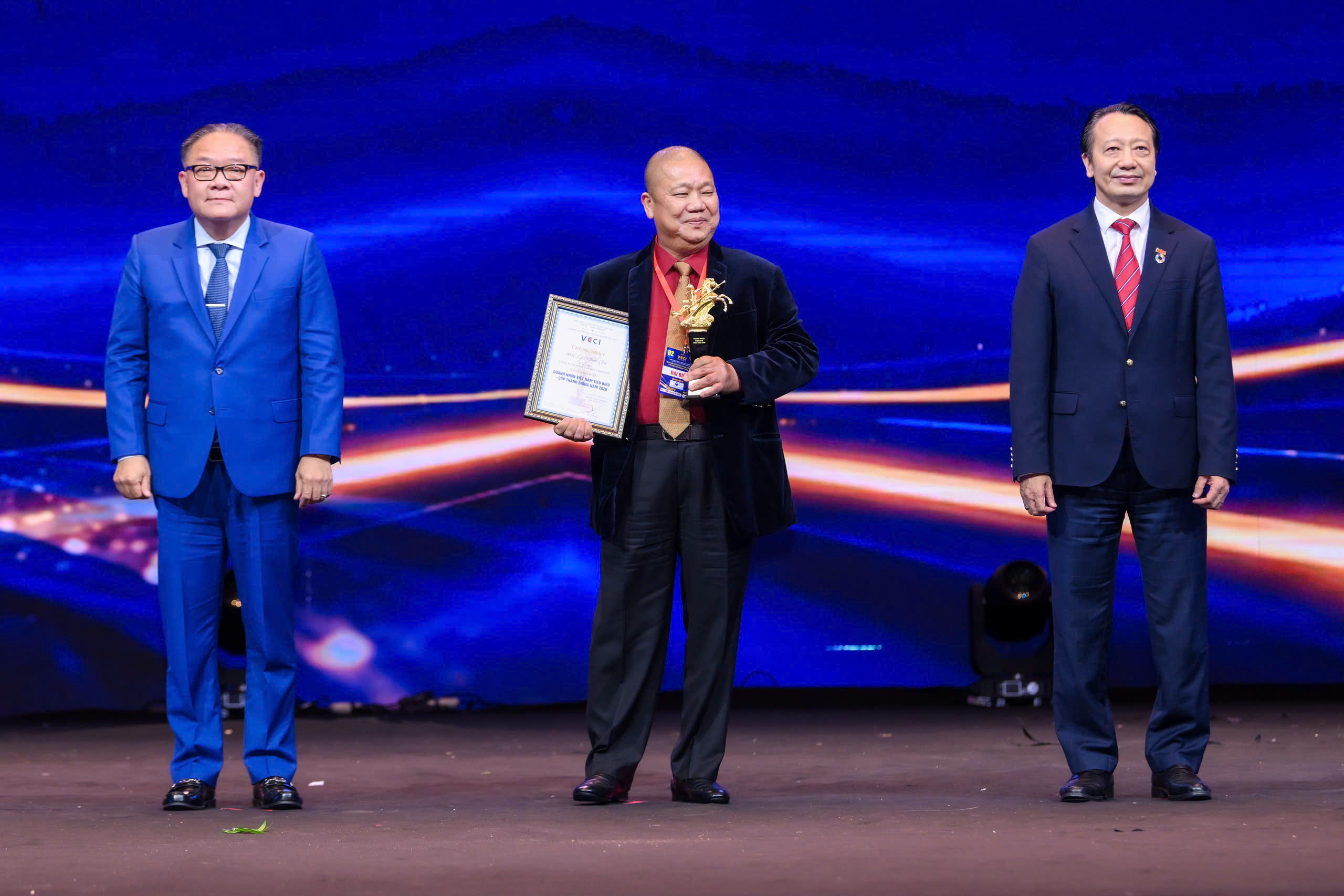 Ông Lê Phước Vũ - Chủ tịch Tập đoàn Hoa Sen được vinh danh Doanh nhân Việt Nam tiêu biểu - Cúp Thánh Gióng 2026 tại lễ kỷ niệm Ngày Doanh nhân Việt Nam.