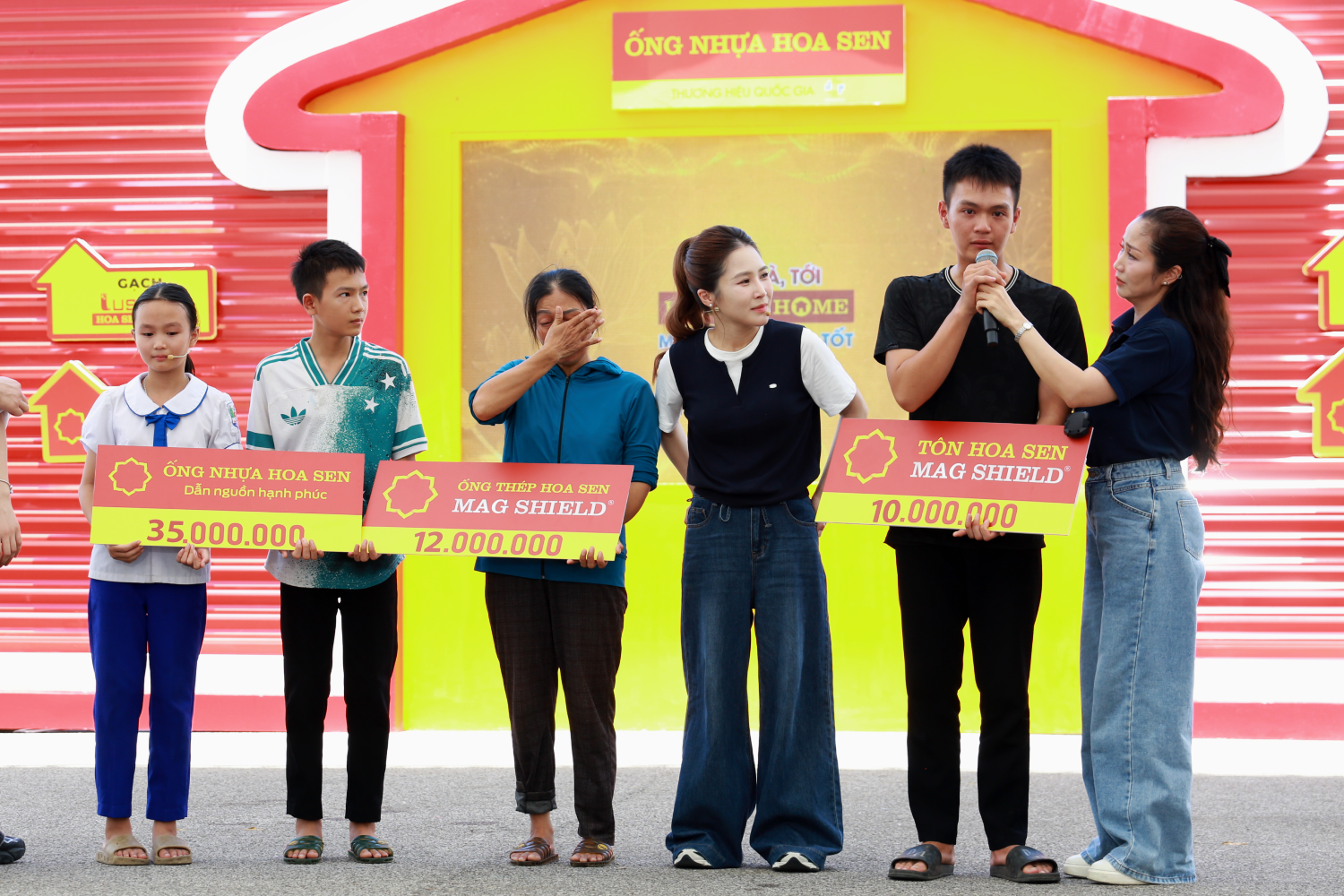 Ốc Thanh Vân có thời gian dài đồng hành cùng Mái ấm gia đình Việt, từ vị trí khách mời đến vai trò MC của chương trình