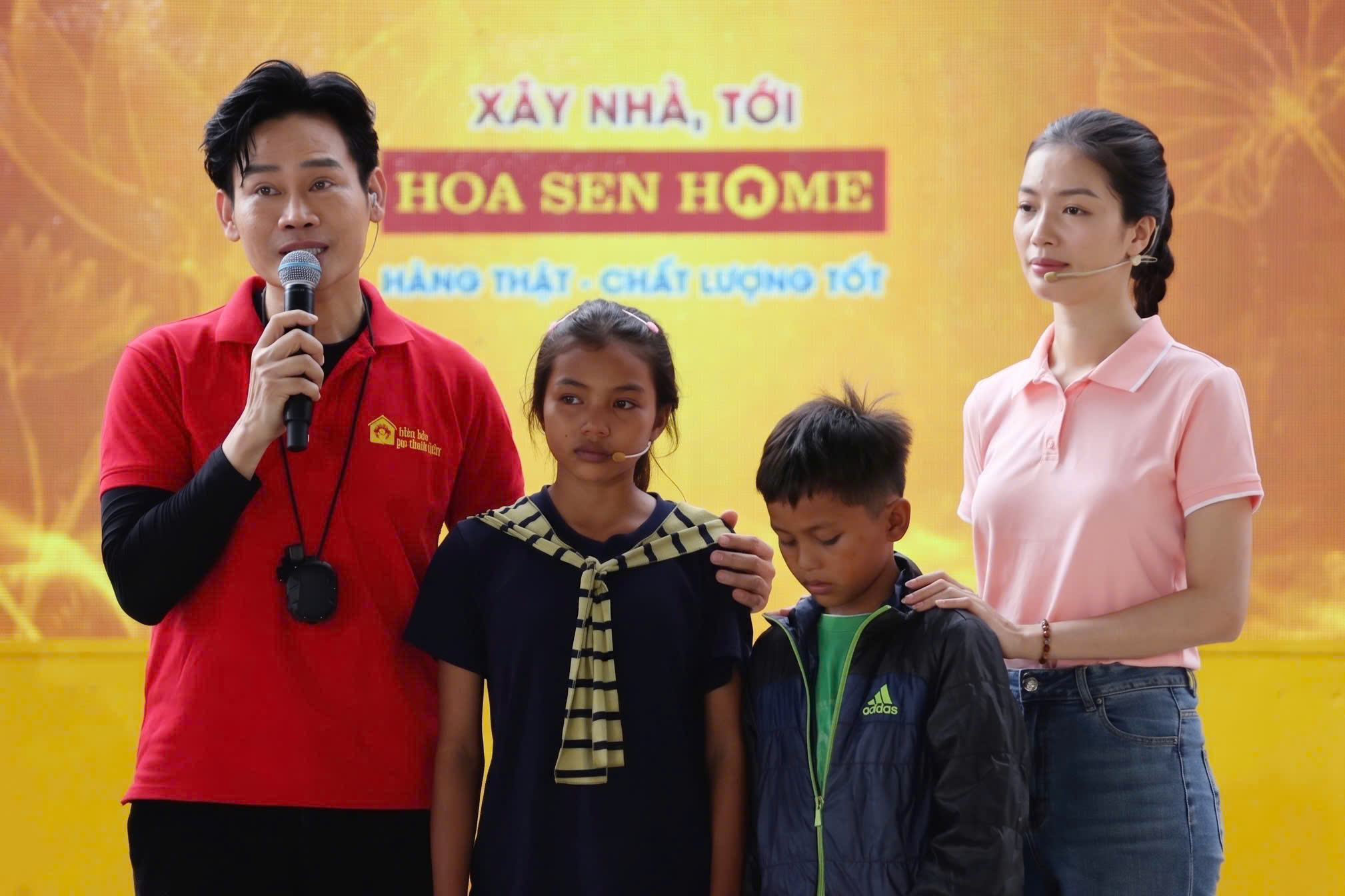 MC Dương Hồng Phúc nhiều lần xúc động khi gặp những em nhỏ sớm mất cha, mất mẹ trong hành trình đồng hành cùng Mái ấm gia đình Việt